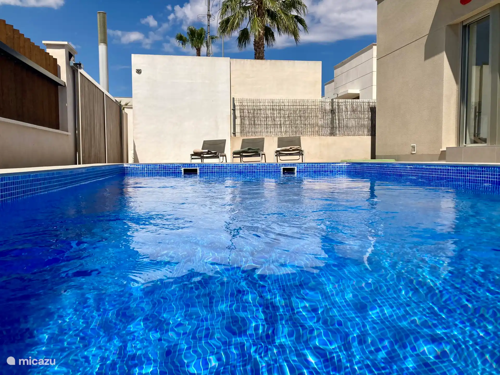 Private swimming pool of 3.5 x 6.5m. It has a secure staircase and has a depth that starts at 1.2m to 1.7m. So it is not a foot bath but a lovely swimming pool.
