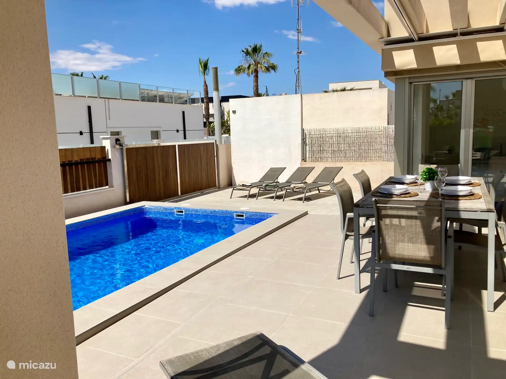 Space for the sun loungers or to park the car. However, there is a parking space just after the house. 