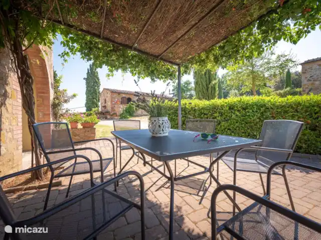 Apartamento Mandorlo - Podere Monti en Italia, Toscana, Casole d'Elsa - casa vacacional Patio con mesa
Apartamento Mandorlo - Monti 1824