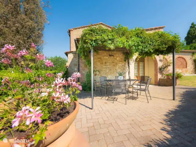 Apartamento Mandorlo - Podere Monti en Italia, Toscana, Casole d'Elsa - casa vacacional Patio con mesa Monti 1824