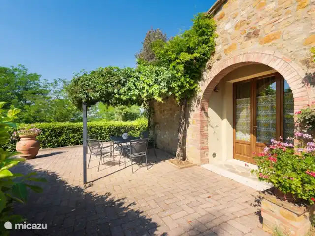 Apartamento Mandorlo - Podere Monti en Italia, Toscana, Casole d'Elsa - casa vacacional Patio con mesa Apartamento Mandorlo - Monti 1824