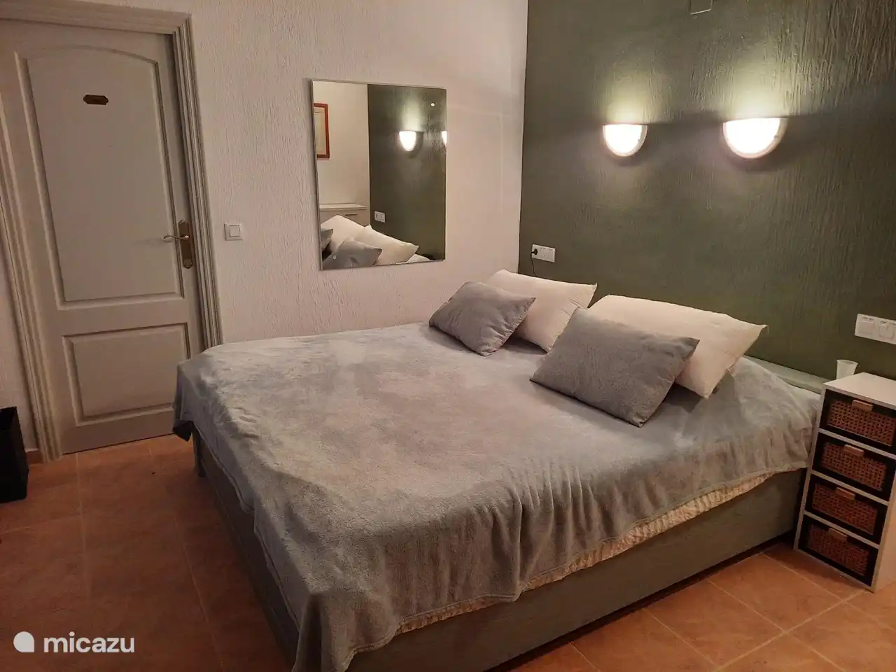 la chambre verte dispose d'une salle de bain attenante avec une douche à l'italienne.