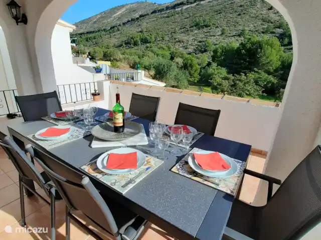 Casa Luna | Espagne, Costa Blanca, Benitachell - bungalow Belle terrasse à côté du salon avec vue sur les montagnes et la mer.