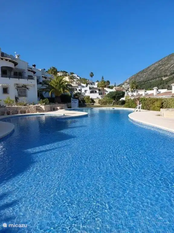 Grande piscine agréable et calme adaptée aux enfants. La piscine est située directement en face de la villa et est accessible par des escaliers.