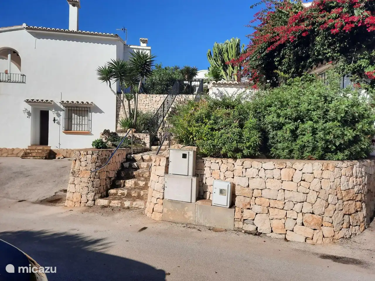 A 1 mètre de la villa, vous trouverez les escaliers menant à la grande piscine calme.