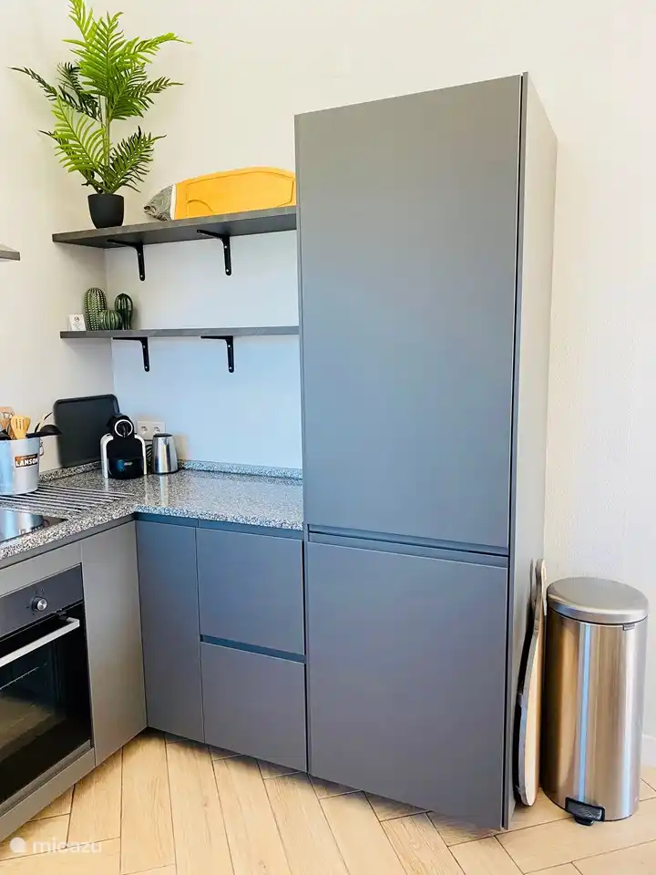 Kitchen with fridge/freezer combination