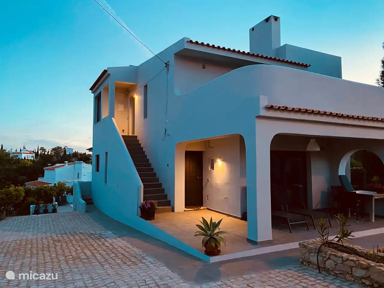 Entrance to the 1st floor