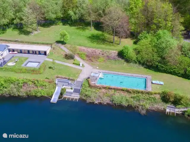 4 persoons vakantiehuis Pulvermaar huren in Duitsland, Eifel, Gillenfeld - vakantiehuis Met naast een meer (Pulvermaar) ook een openlucht zwembad met zonneweide. Toeristische trekpleister: Pulvermaar.