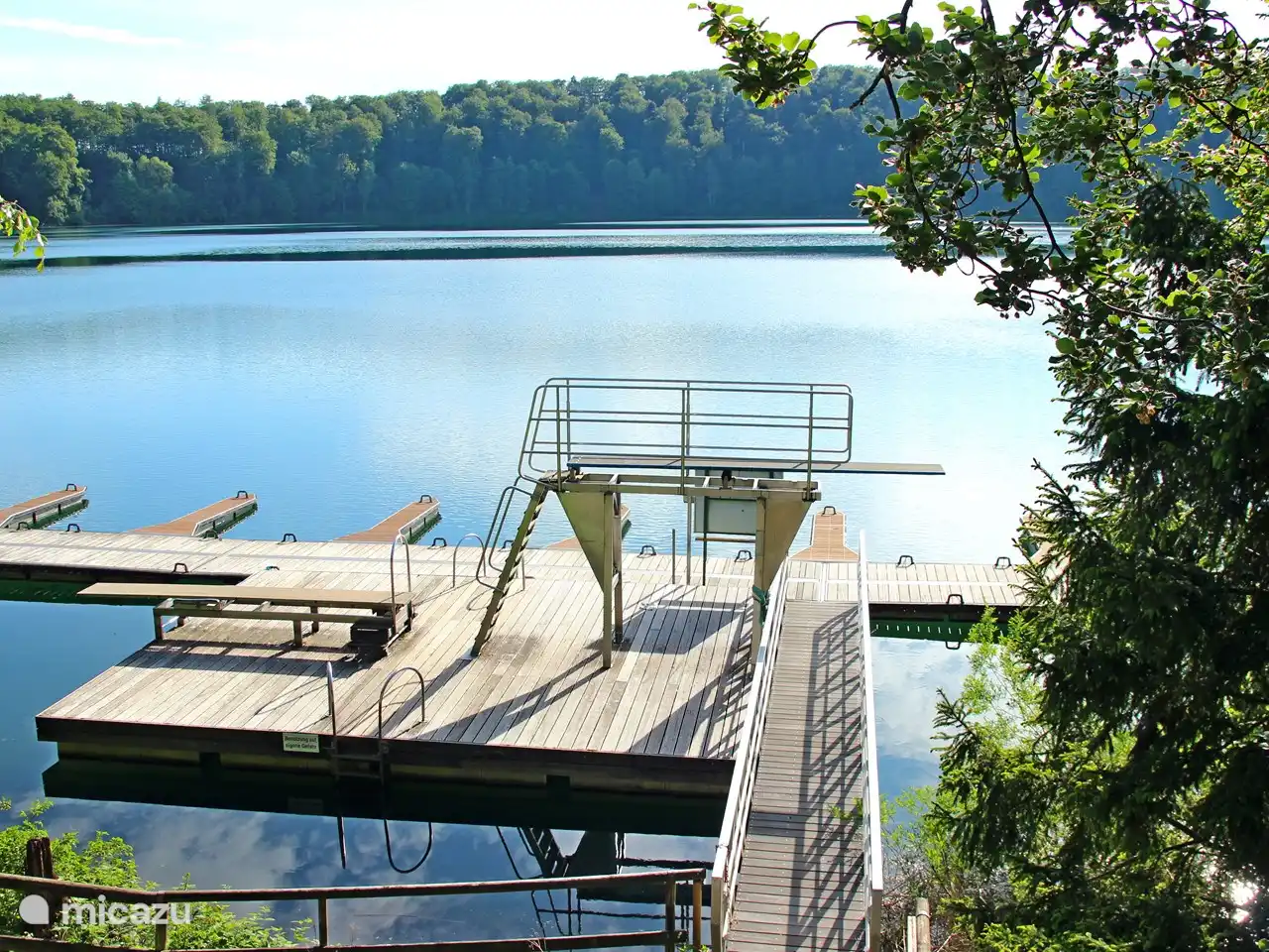 Tour de saut à la piscine extérieure du Pulvermaar.