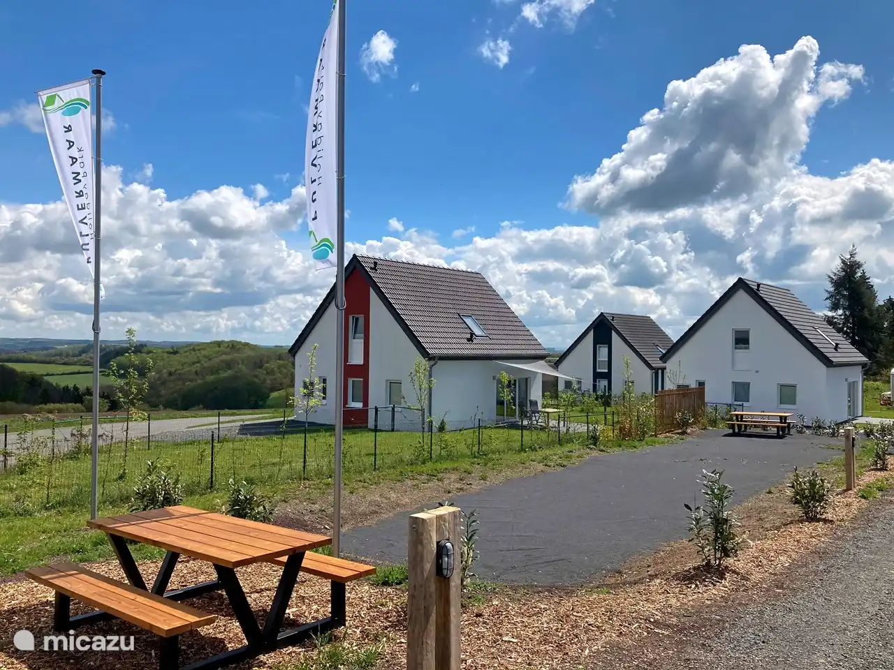 Jeux et détente avec jeux de boules dans le parc.