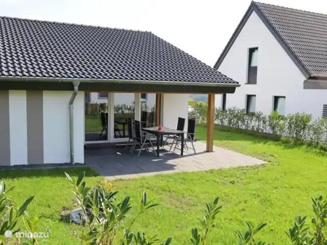 4 persoons vakantiehuis Pulvermaar huren in Duitsland, Eifel, Gillenfeld - vakantiehuis Terras bij 4 persoons vakantiehuis.