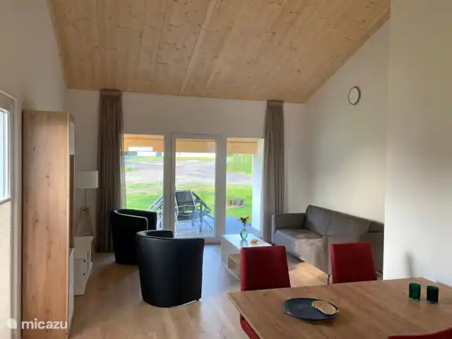 4 persoons vakantiehuis Pulvermaar huren in Duitsland, Eifel, Gillenfeld - vakantiehuis Ruime en zonnige woonkamer met openslaande deuren naar het terras.