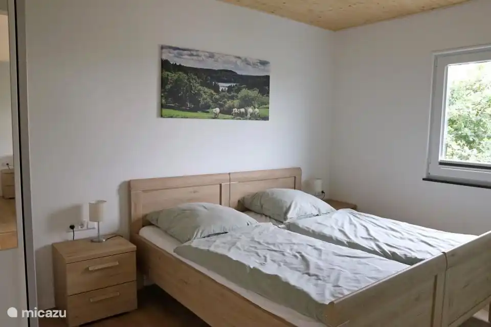 Chambre avec 2 lits simples dans une maison de vacances pour 4 personnes.