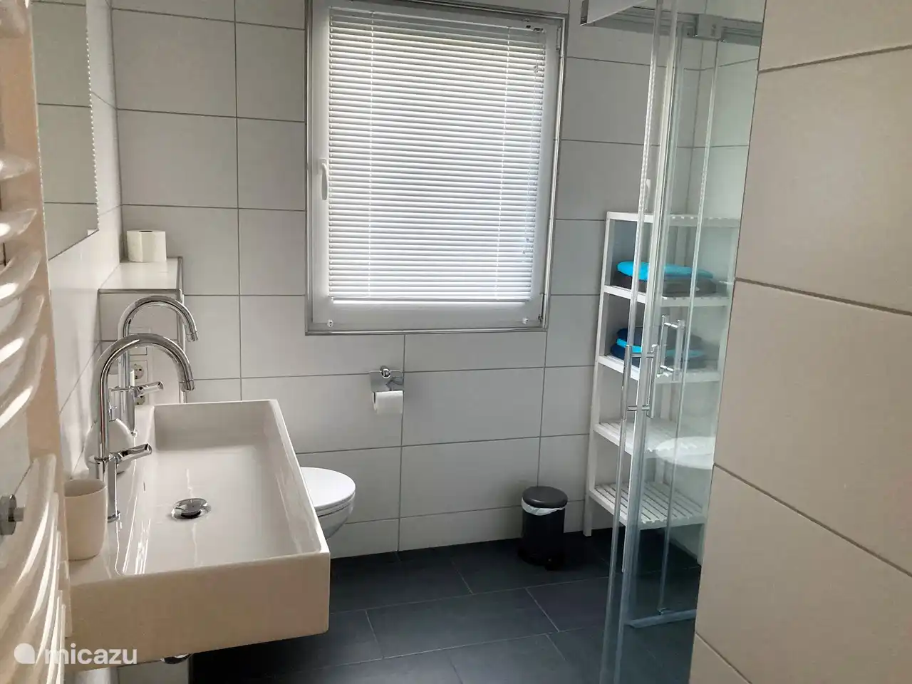 Salle de bain avec toutes les commodités.