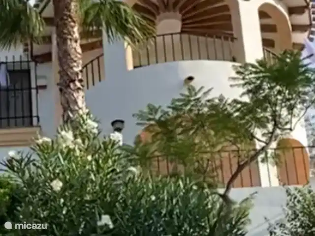 Villa Boa Vida | Espagne, Costa Blanca, Monte Pego - villa Partie de la façade avec une terrasse confortable adjacente au salon avec vue sur les orangers, les champs et la mer au loin