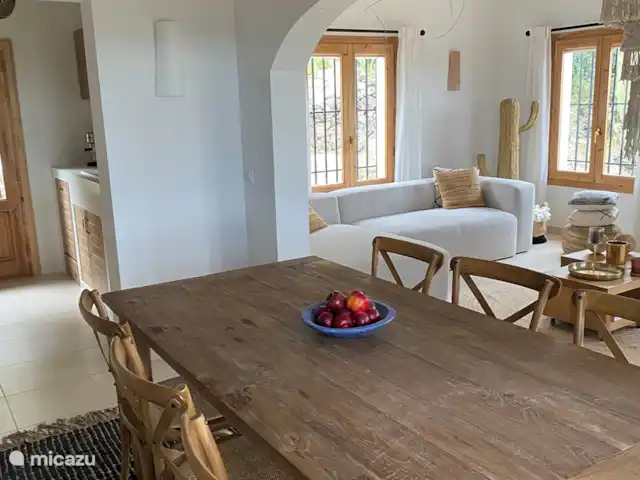 Villa Boa Vida | Espagne, Costa Blanca, Monte Pego - villa Le salon avec banquette d'angle, table basse, poêle à bois, télévision, table à manger avec six chaises de salle à manger et climatisation.