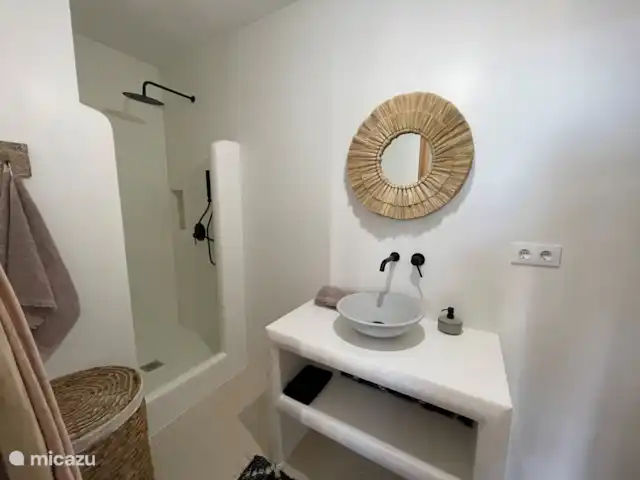 Villa Boa Vida | Espagne, Costa Blanca, Monte Pego - villa Salle de bain 1 avec douche, lavabo, toilettes et sèche-cheveux. La machine à laver se trouve également ici.