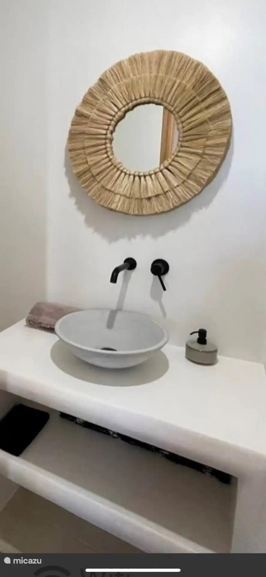 l’une des trois salles de bains