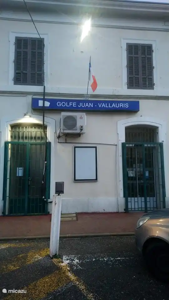 La gare, reliée à l'aéroport de Nice, est juste au coin de la rue.