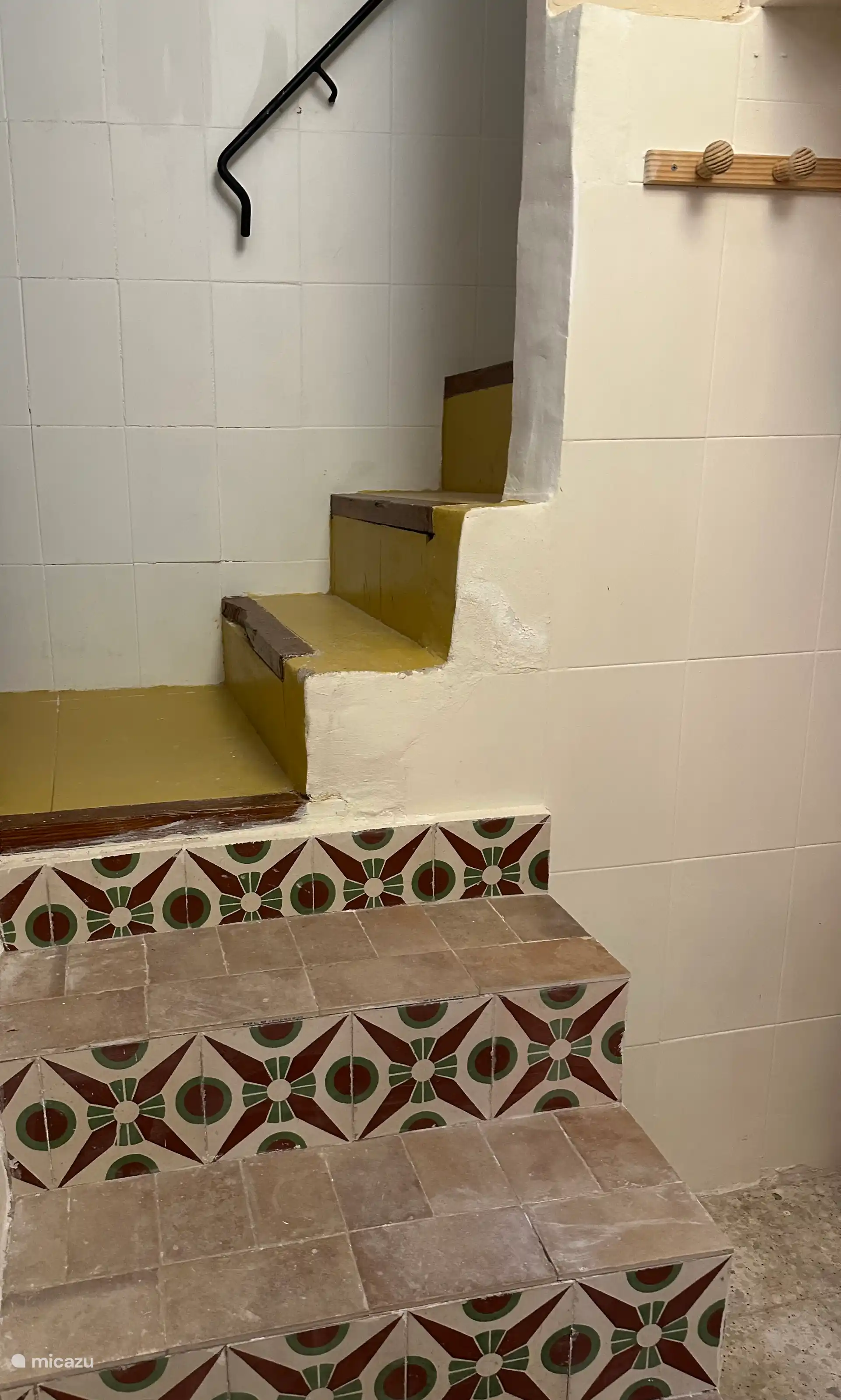 Eerste tredes van de begane grond naar de vide