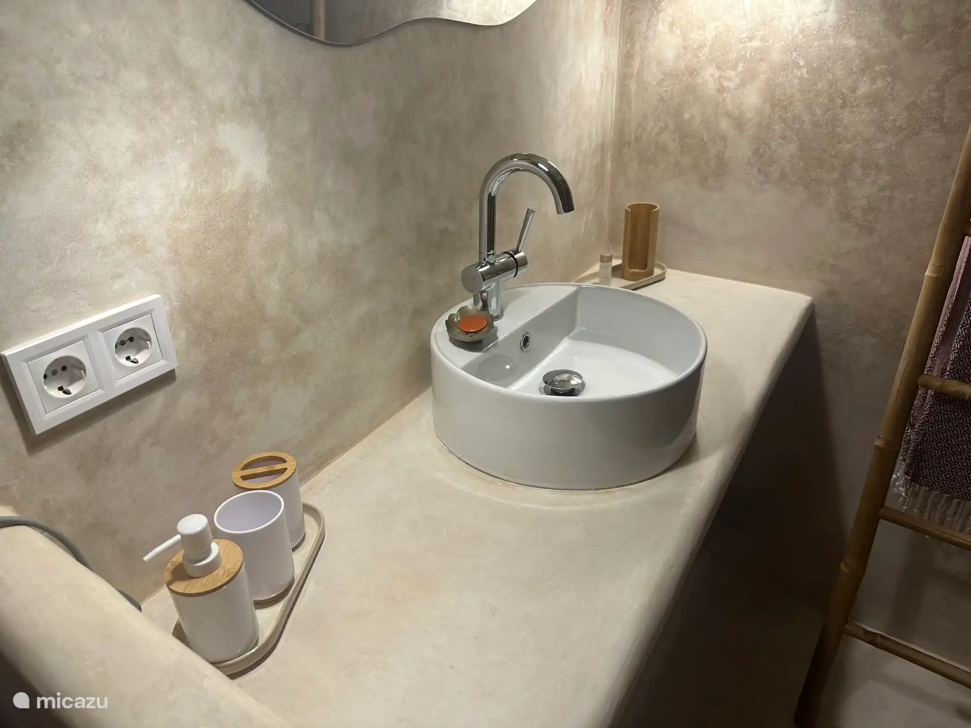 Beautiful stucco in the bathroom 