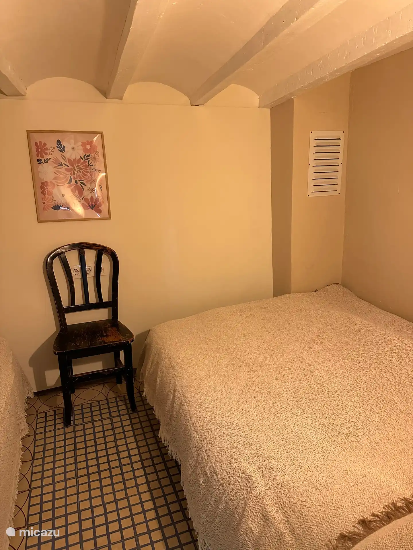 Twee persoons bed in de slaapkamer op de vide