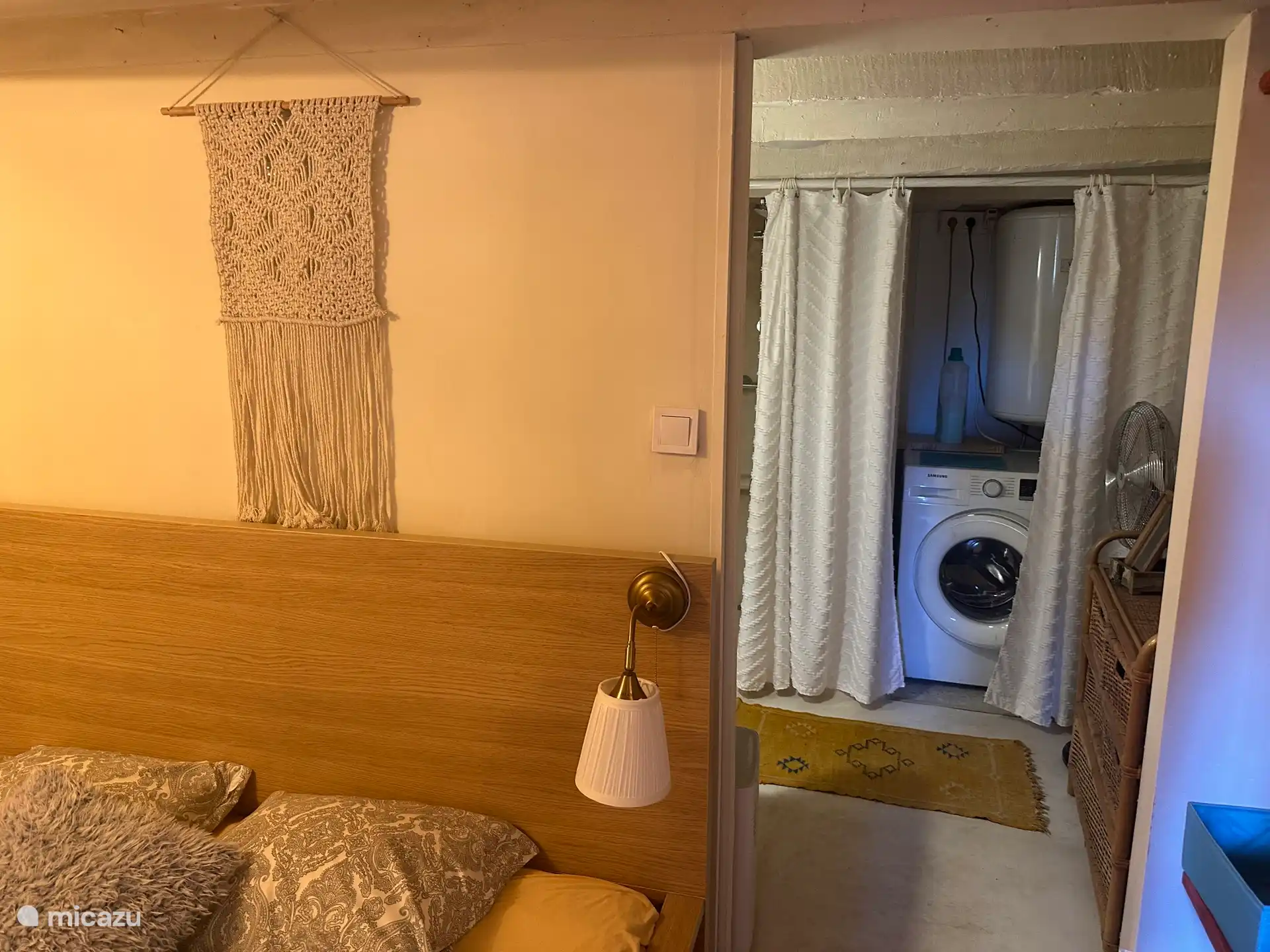 Bathroom including washing machine 