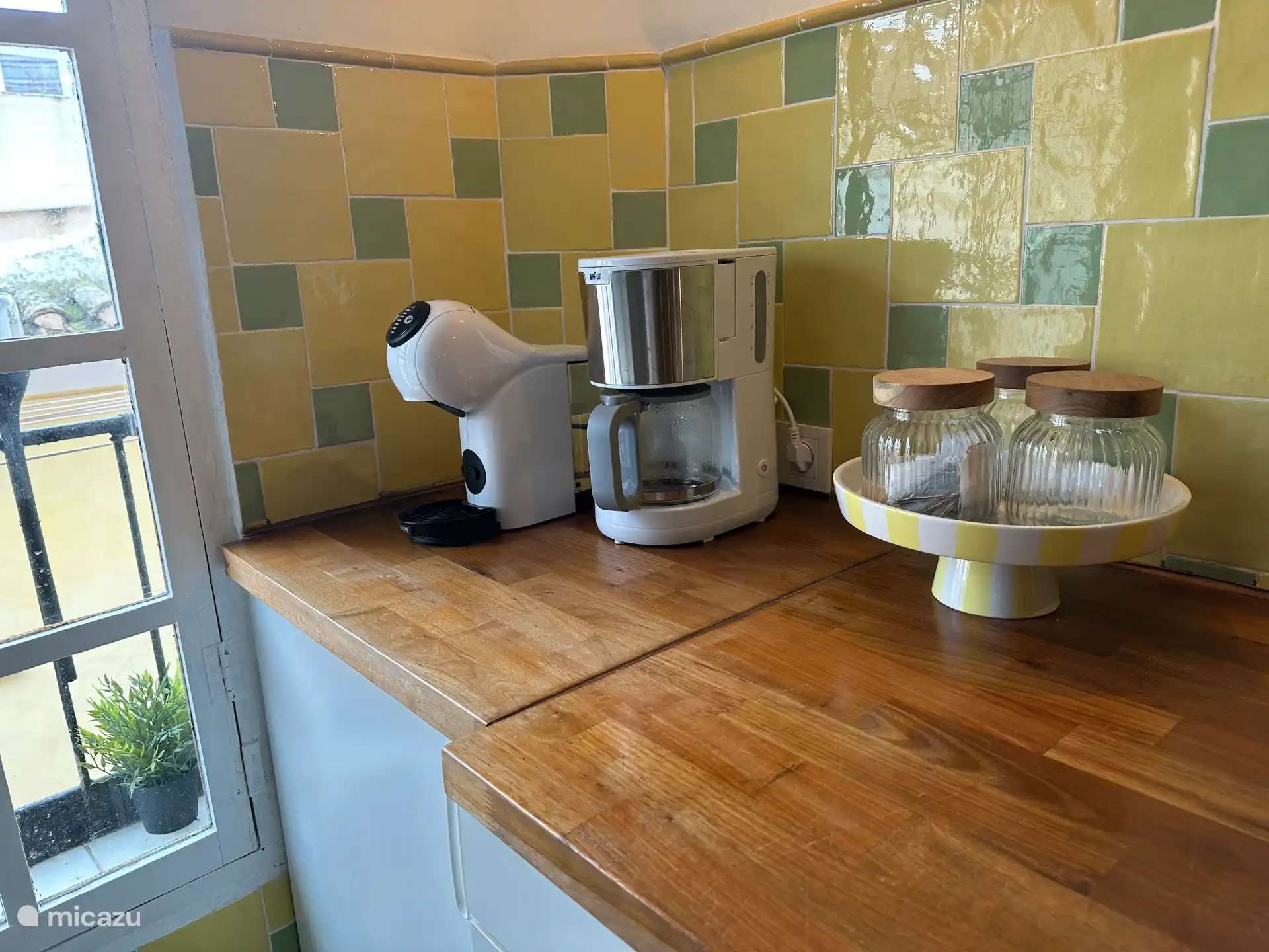 Koffie filterapparaat, dolce gusto apparaat
Strijkijzer en broodrooster in de kast