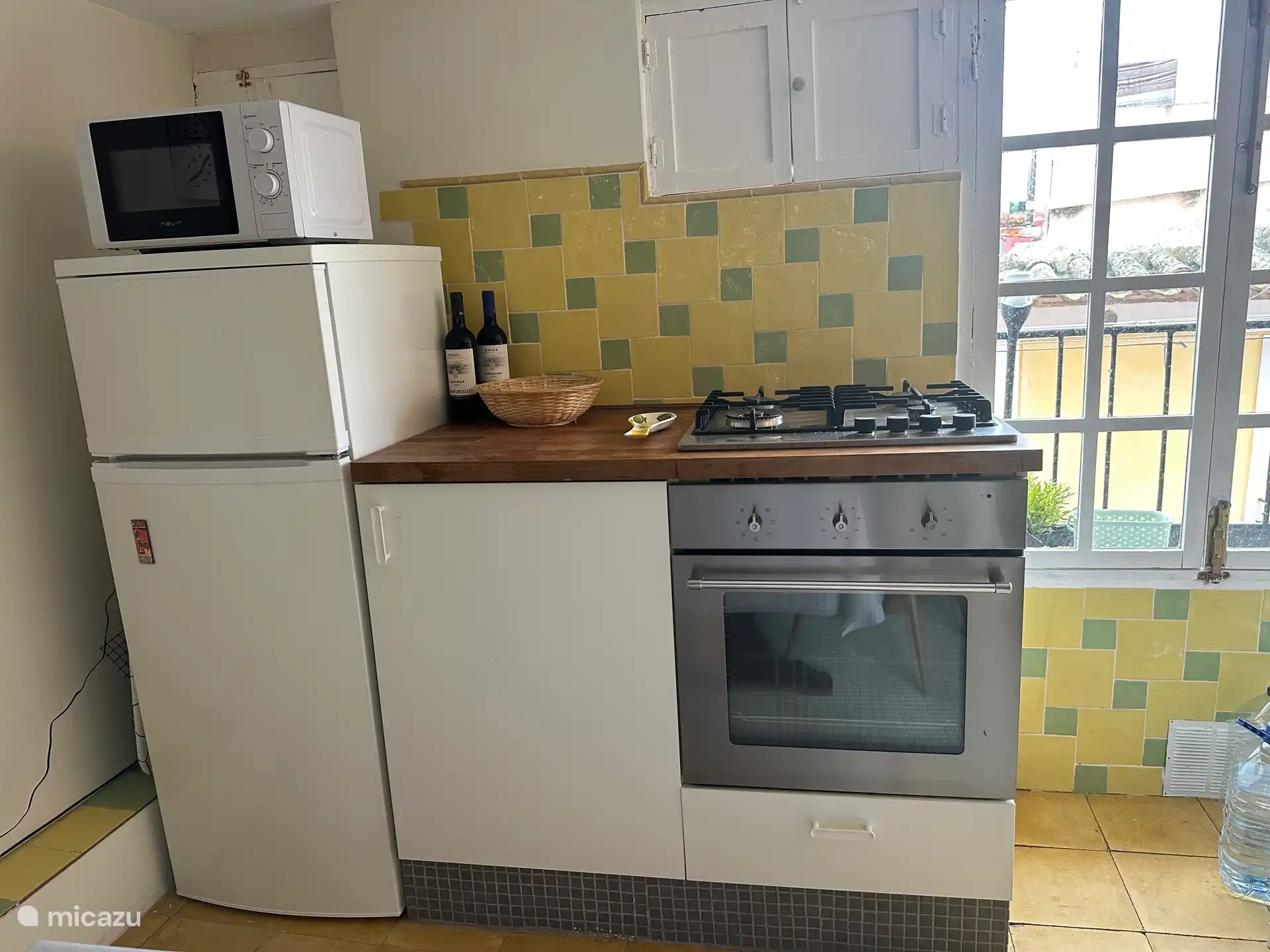 Keuken met magnetron , vriezer, oven en gasfornuis 