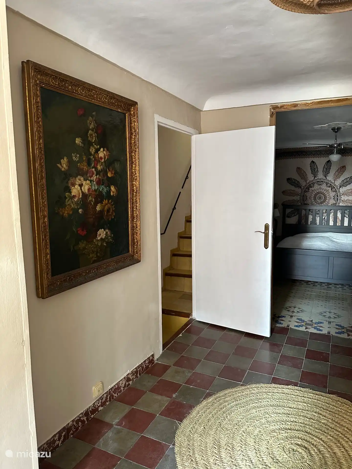 Slaspkamer met overloop naar de 2e badkamer en het 2e toilet