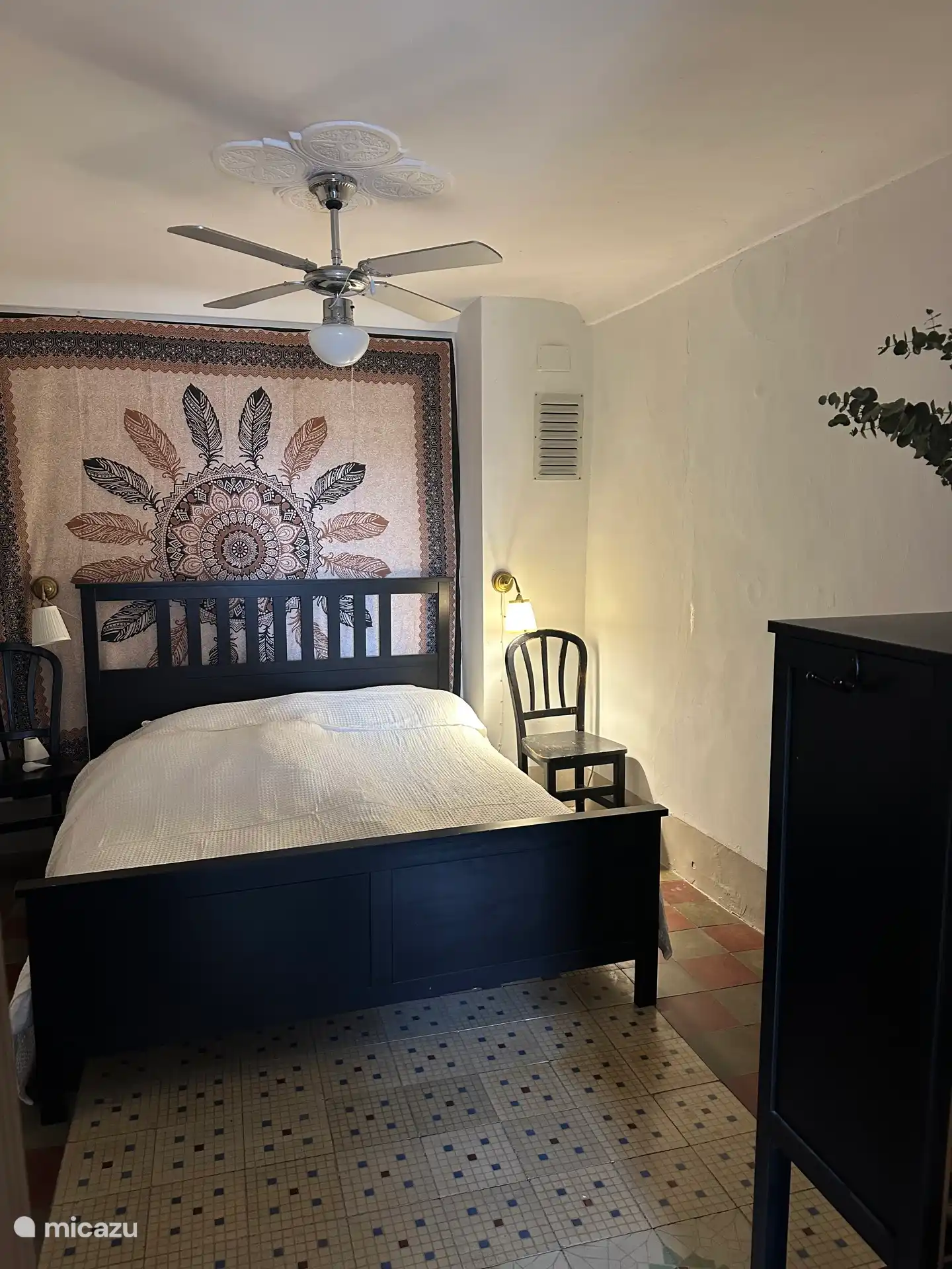 Slaapkamer met een tweepersoonsbed 