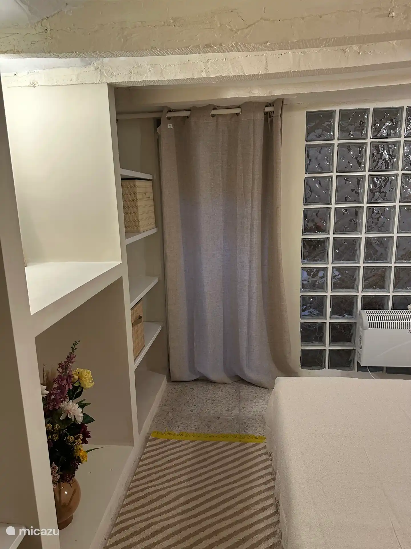 Begane grond slaapkamer met badkamer