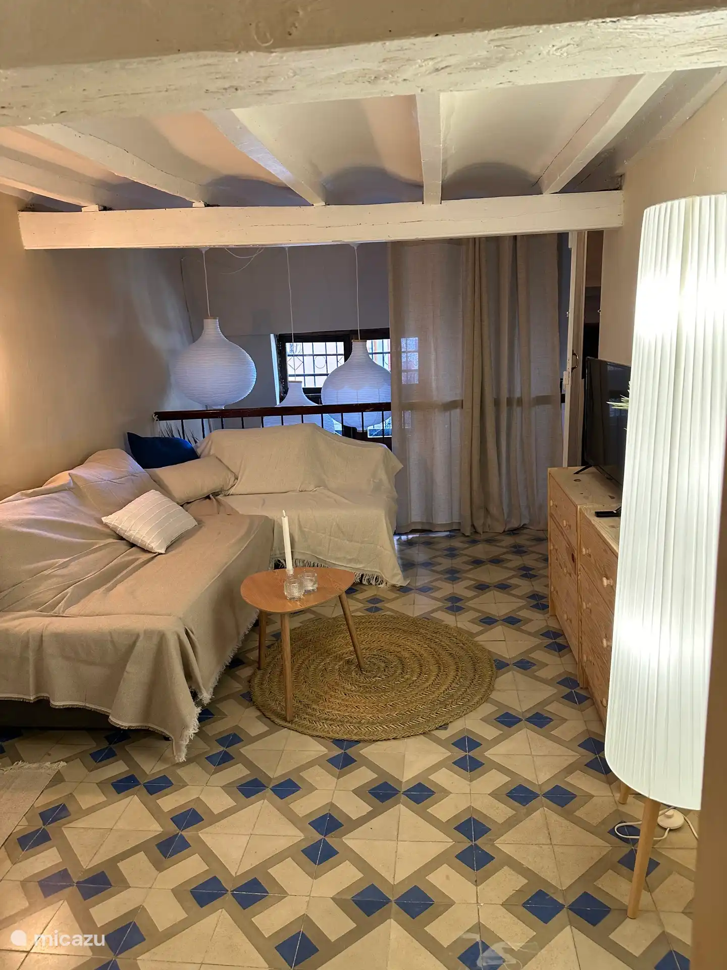 Hoekbank met tv op de vide