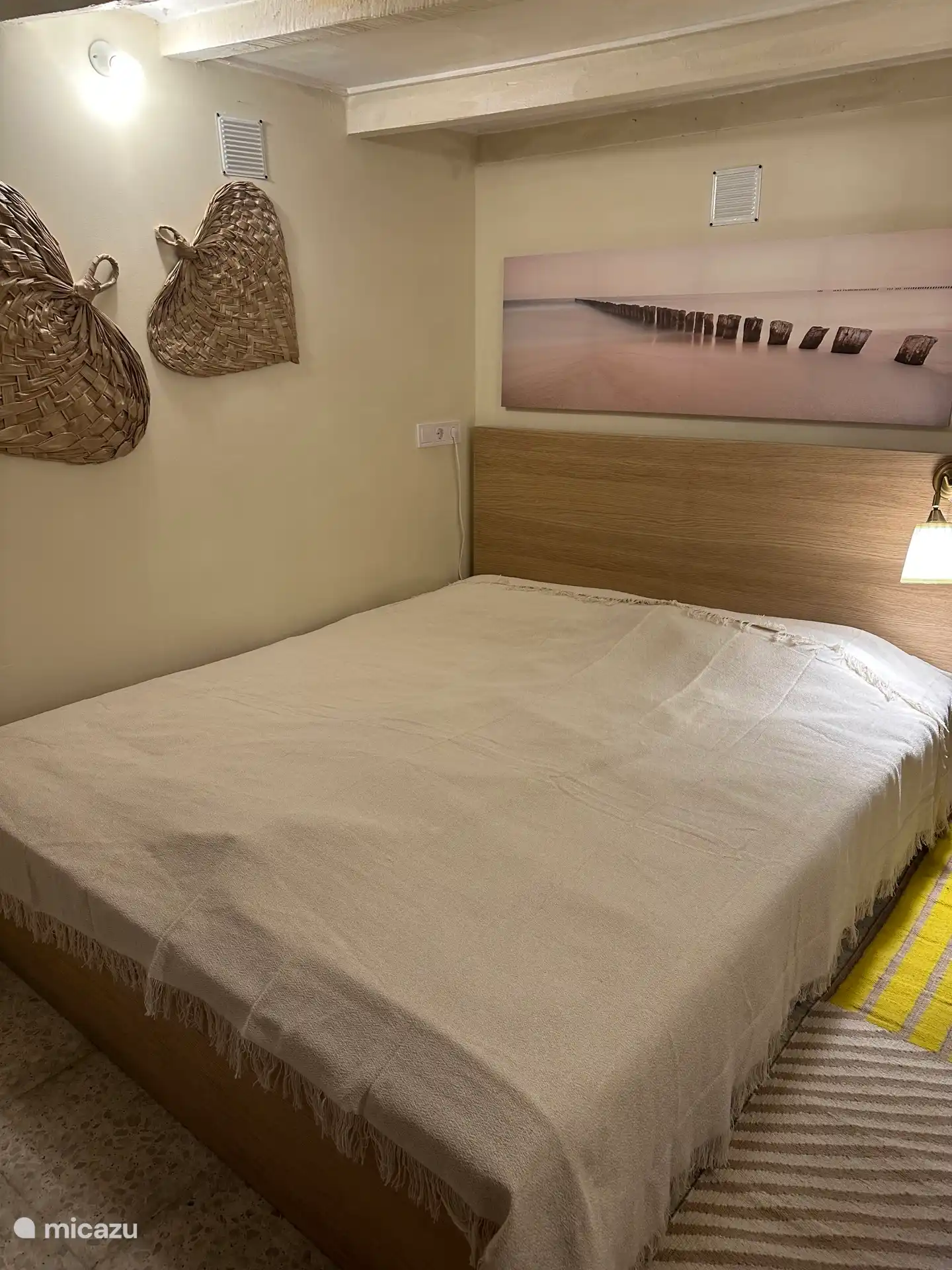 Tweepersoonsbed op de slaapkamer van de begane grond