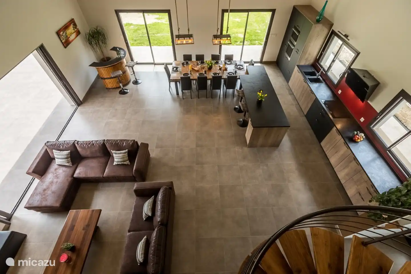 Wohnzimmer mit offener Küche