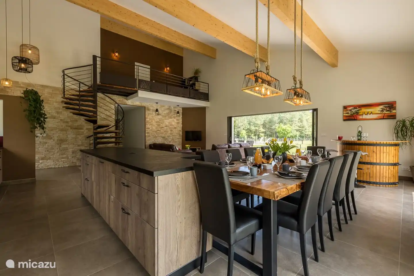 Die Küche mit großem Esstisch