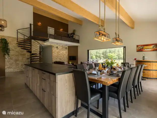 Casa de diseño ecológico Ducarinne en Francia, Lot y Garona, Argenton - villa La cocina con gran mesa de comedor.