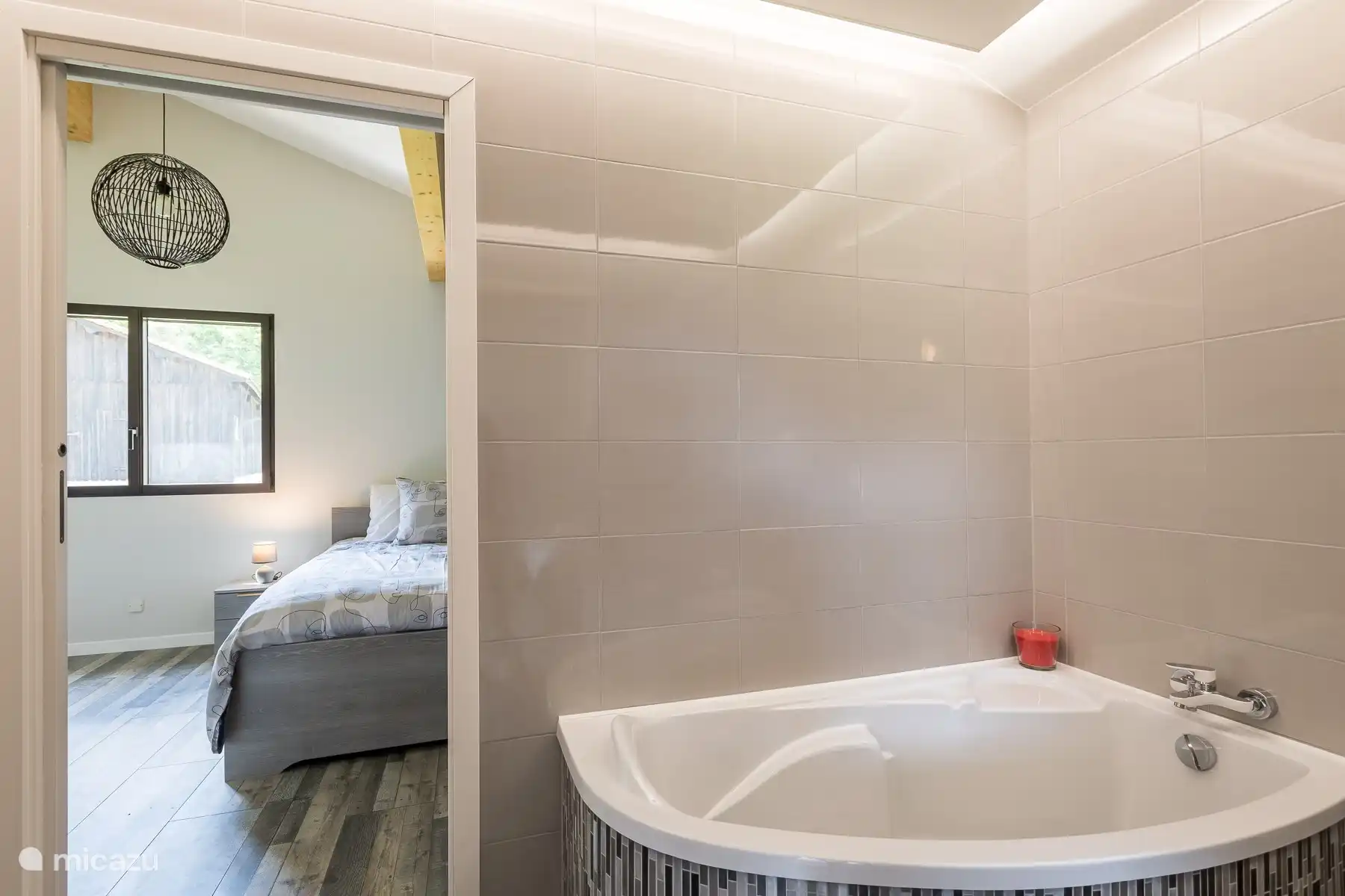 Badezimmer mit Badewanne