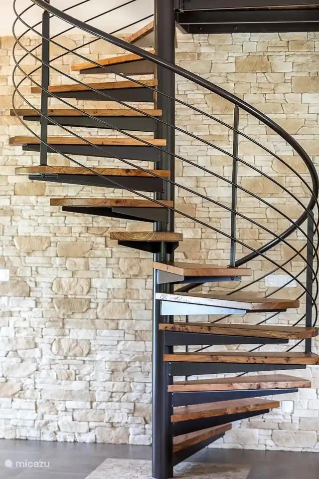 Die Wendeltreppe in den 1. Stock