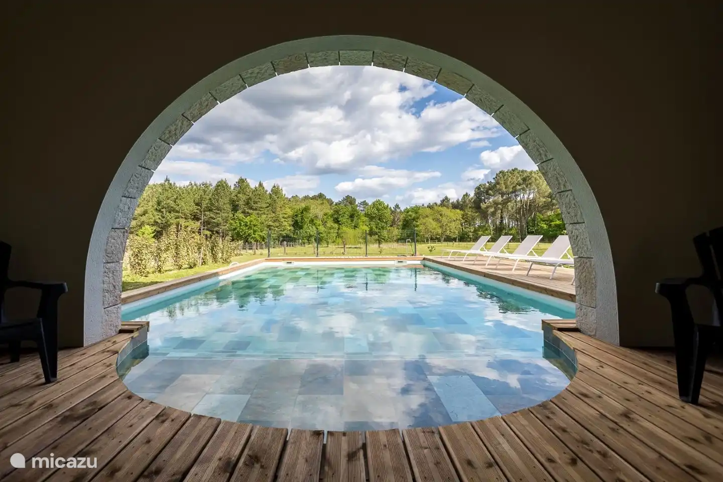 Ein Blick von der Veranda über den Pool