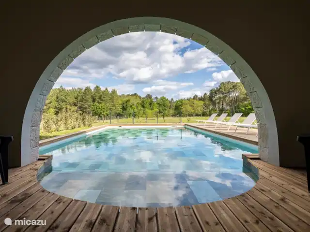 Casa de diseño ecológico Ducarinne en Francia, Lot y Garona, Argenton - villa Una vista desde la terraza sobre la piscina