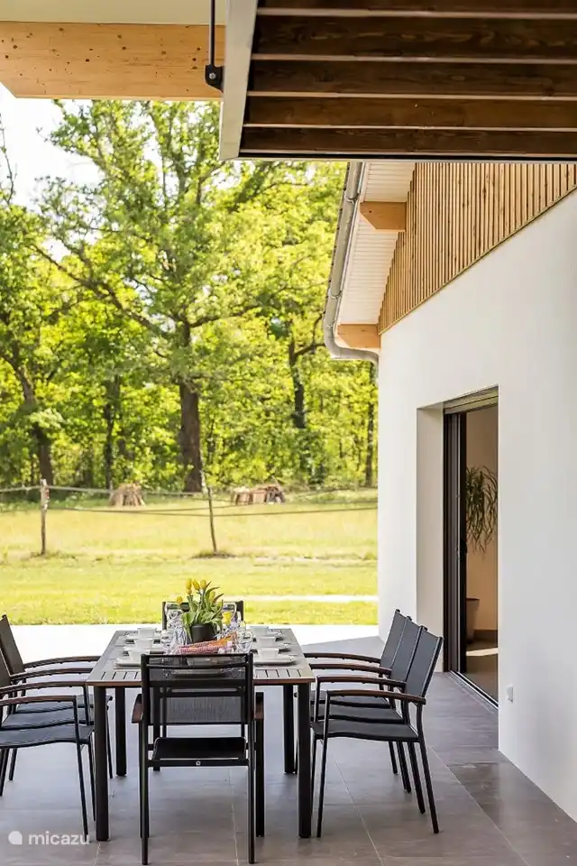 Der Esstisch auf der Terrasse