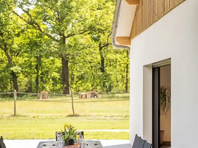 Casa de diseño ecológico Ducarinne en Francia, Lot y Garona, Argenton - villa La mesa de comedor en la terraza.