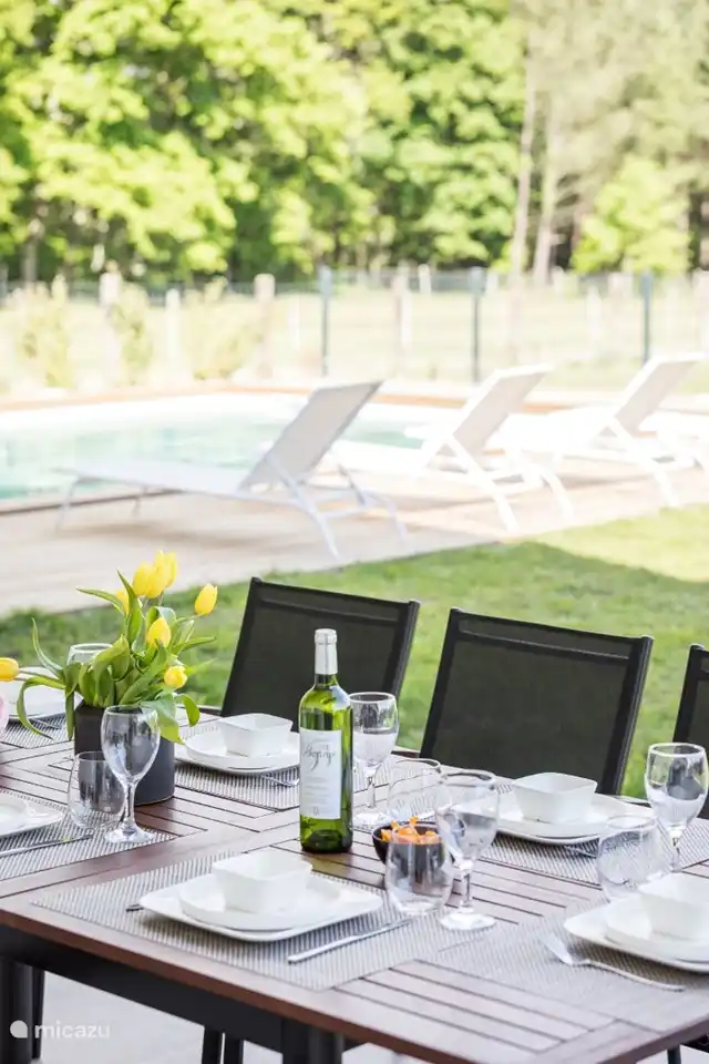 Essen mit Blick auf den Pool