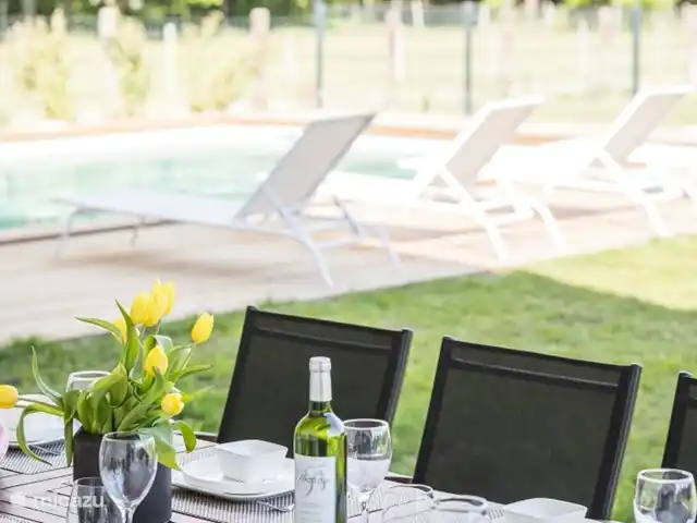 Casa de diseño ecológico Ducarinne en Francia, Lot y Garona, Argenton - villa Comer con vista a la piscina