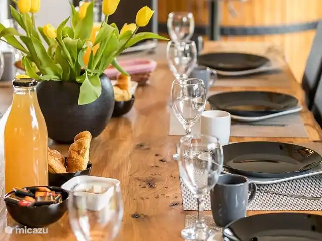 Casa de diseño ecológico Ducarinne en Francia, Lot y Garona, Argenton - villa una mesa puesta