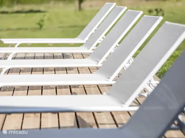 Casa de diseño ecológico Ducarinne en Francia, Lot y Garona, Argenton - villa Suficientes tumbonas para relajarse en la piscina.