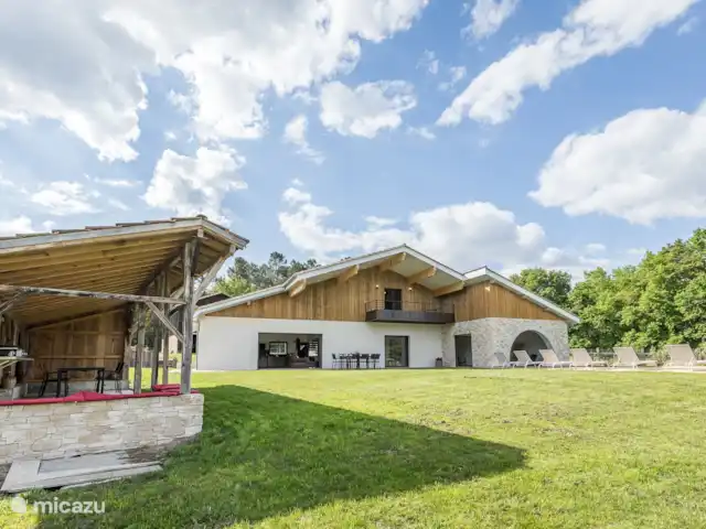 Casa de diseño ecológico Ducarinne en Francia, Lot y Garona, Argenton - villa La casa con el gran jardín y piscina.