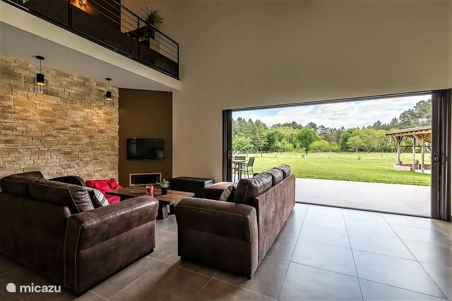 Das geräumige Wohnzimmer