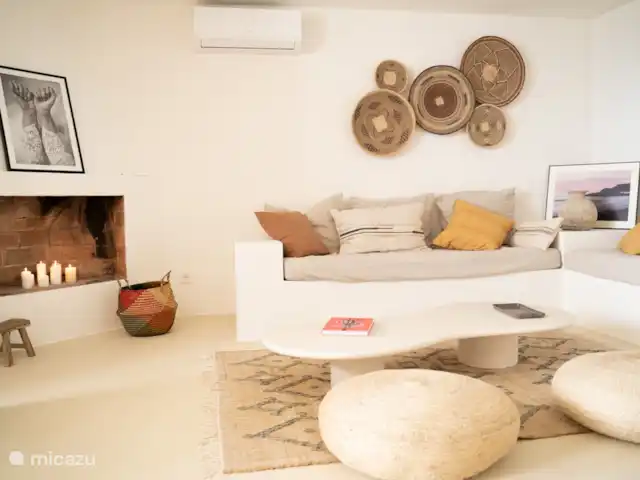 Sueño. Casa Ana María en España, Ibiza, Cala Vadella - bungaló Amplio sofá para 6 personas y 2 reposapiés de rafia. Las telas fueron cuidadosamente seleccionadas, las almohadas están rellenas de material hipoalergénico.